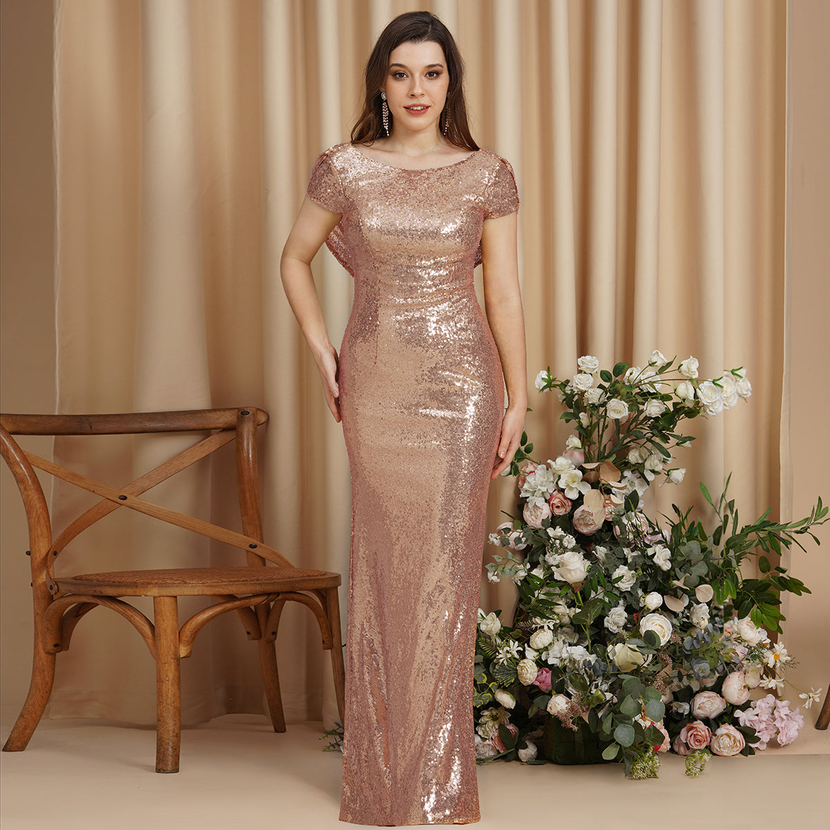 Wunderschönes Ballkleid mit U-Ausschnitt und kurzen Ärmeln und Pailletten
