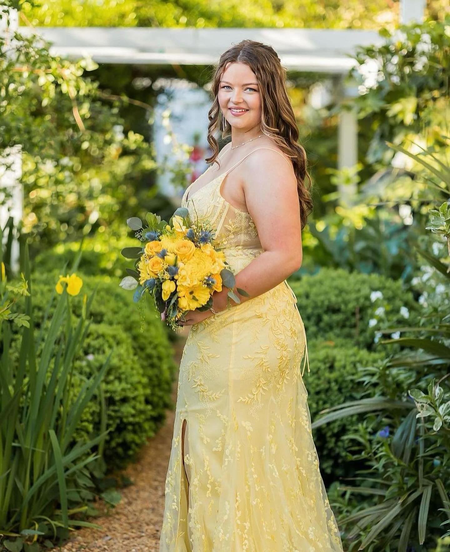 Wunderschönes säulenförmiges, ärmelloses Ballkleid aus Tüll mit Spaghettiträgern und Schlitz vorne