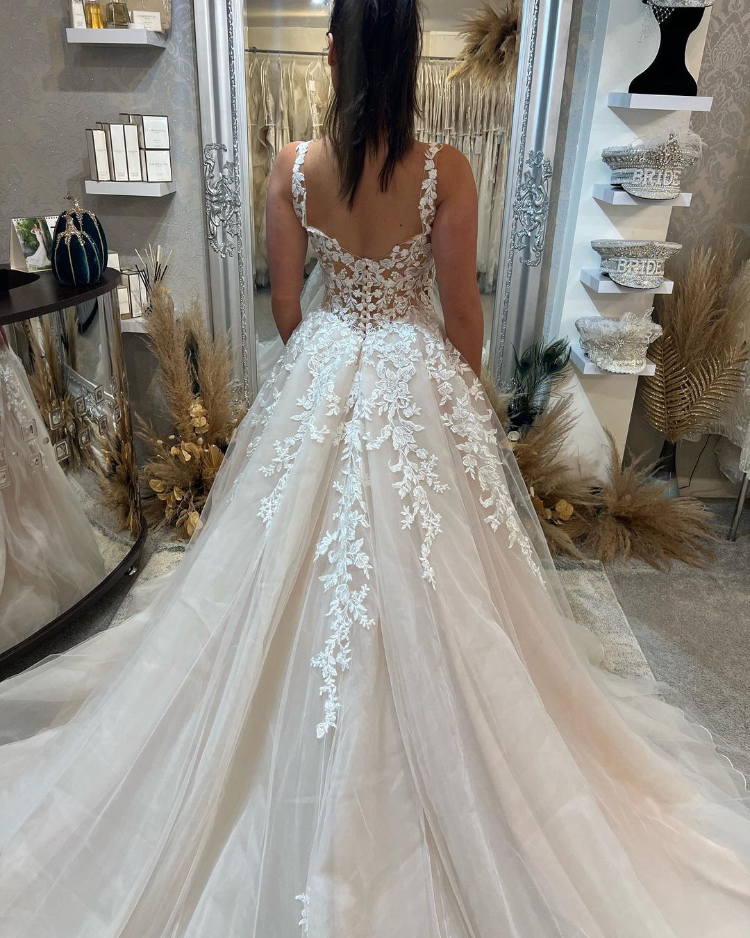 Wunderschönes bodenlanges ärmelloses A-Linien-Brautkleid aus Spitze mit Trägern