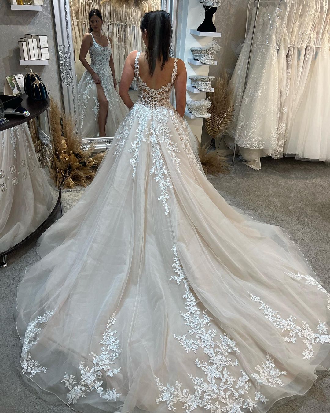 Wunderschönes bodenlanges ärmelloses A-Linien-Brautkleid aus Spitze mit Trägern