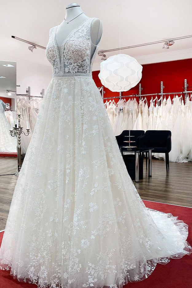 Wunderschönes langes A-Linien-Brautkleid mit Spitzenapplikationen und offenem Rücken aus Tüll