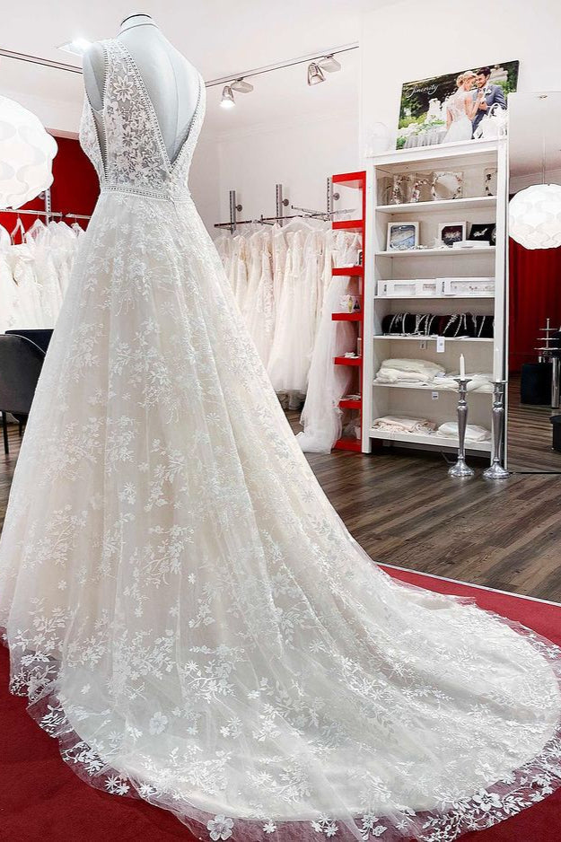 Wunderschönes langes A-Linien-Brautkleid mit Spitzenapplikationen und offenem Rücken aus Tüll