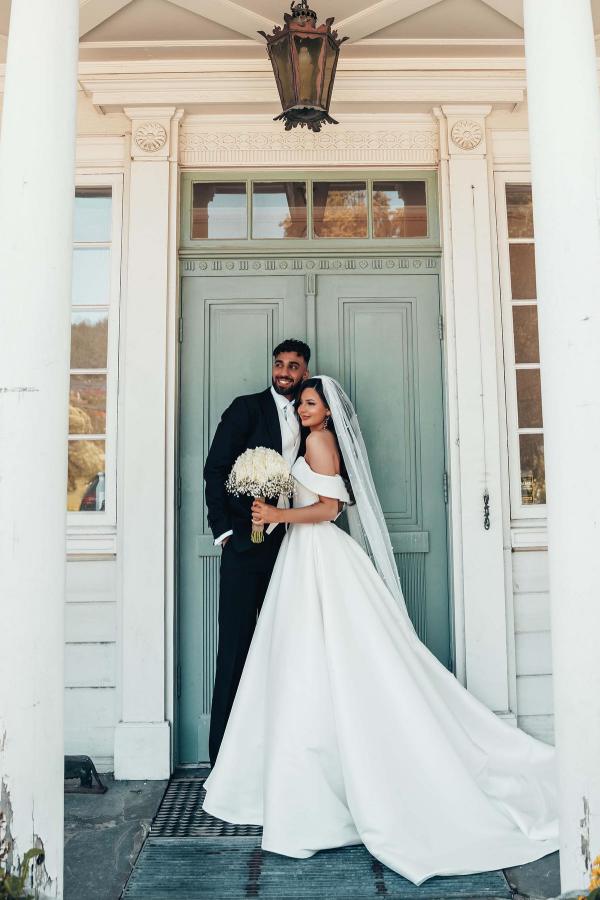Hermosos vestidos de novia largos de satén con hombros descubiertos y corte A
