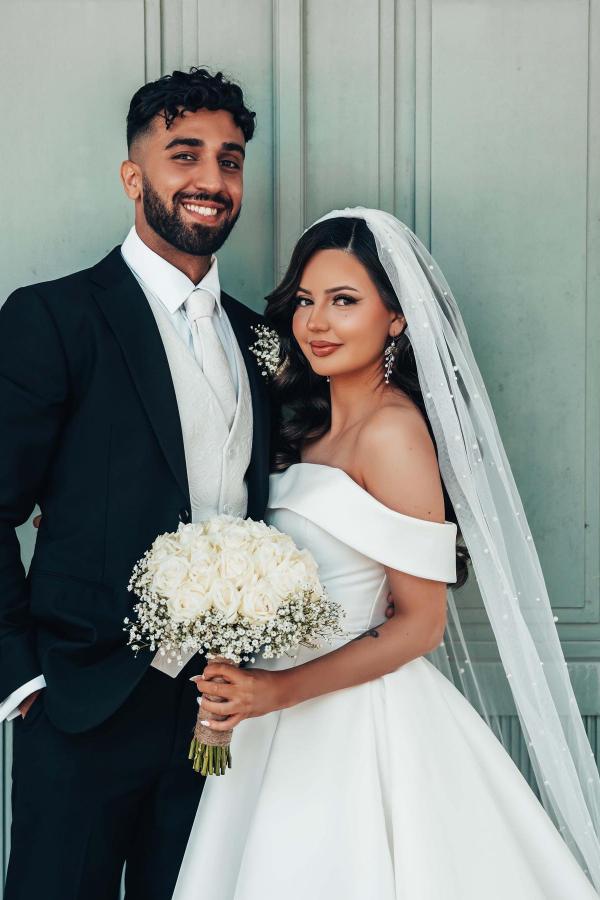 Hermosos vestidos de novia largos de satén con hombros descubiertos y corte A