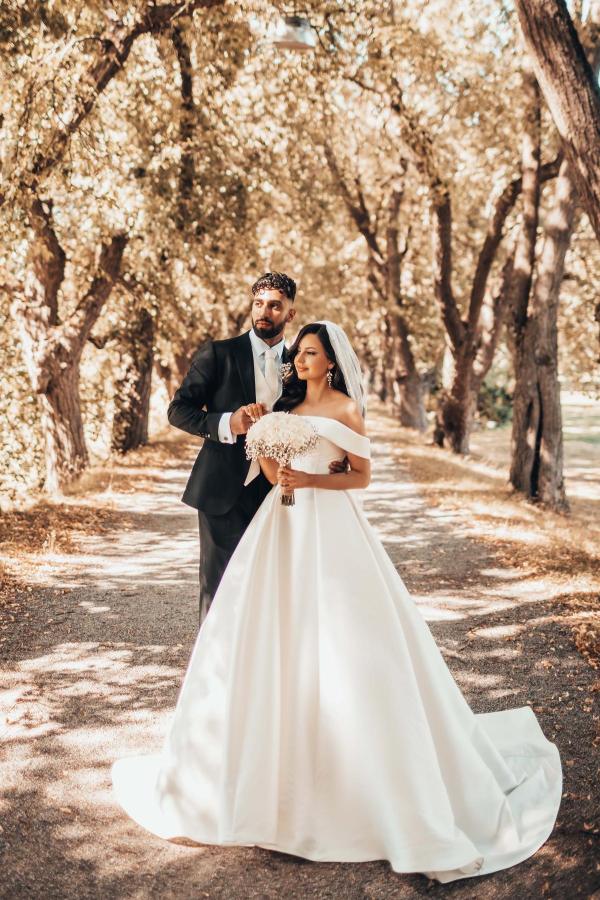 Hermosos vestidos de novia largos de satén con hombros descubiertos y corte A