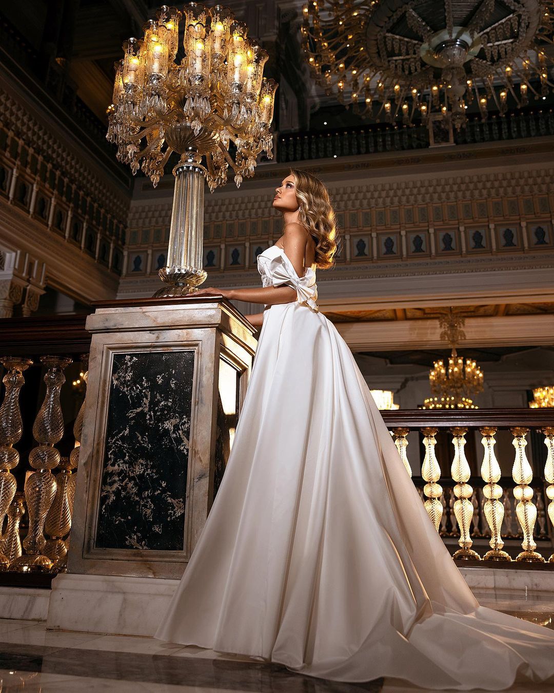 Wunderschönes langes A-Linien-Brautkleid mit schulterfreiem Ausschnitt und Applikationen aus Spitze und Satin