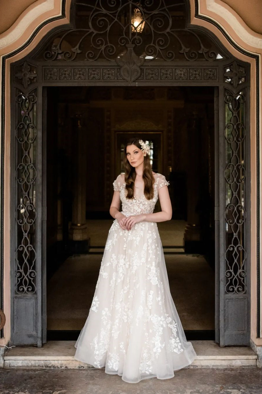 Hermosos vestidos de novia largos de encaje con escote en V y línea A con mangas cortas