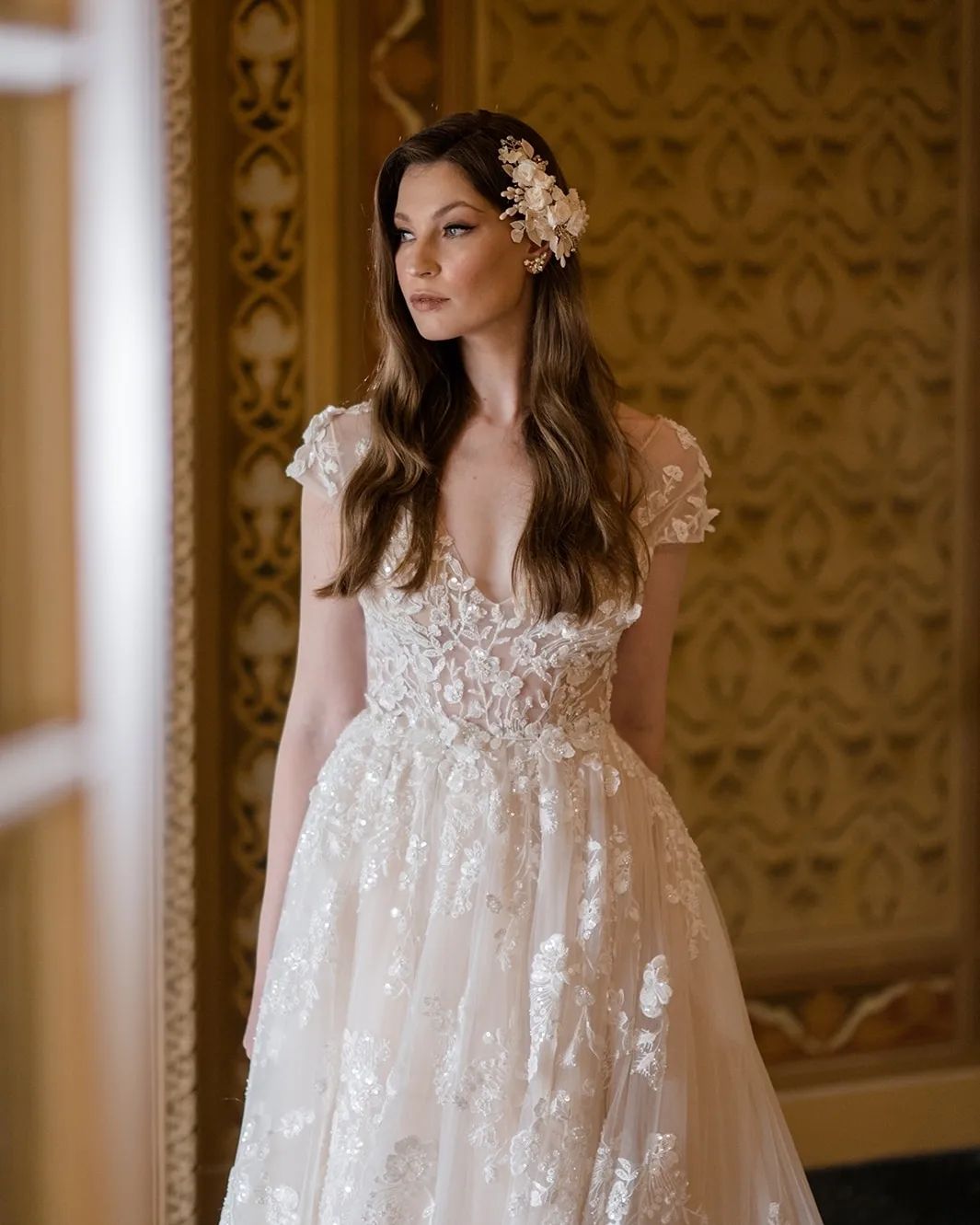 Hermosos vestidos de novia largos de encaje con escote en V y línea A con mangas cortas