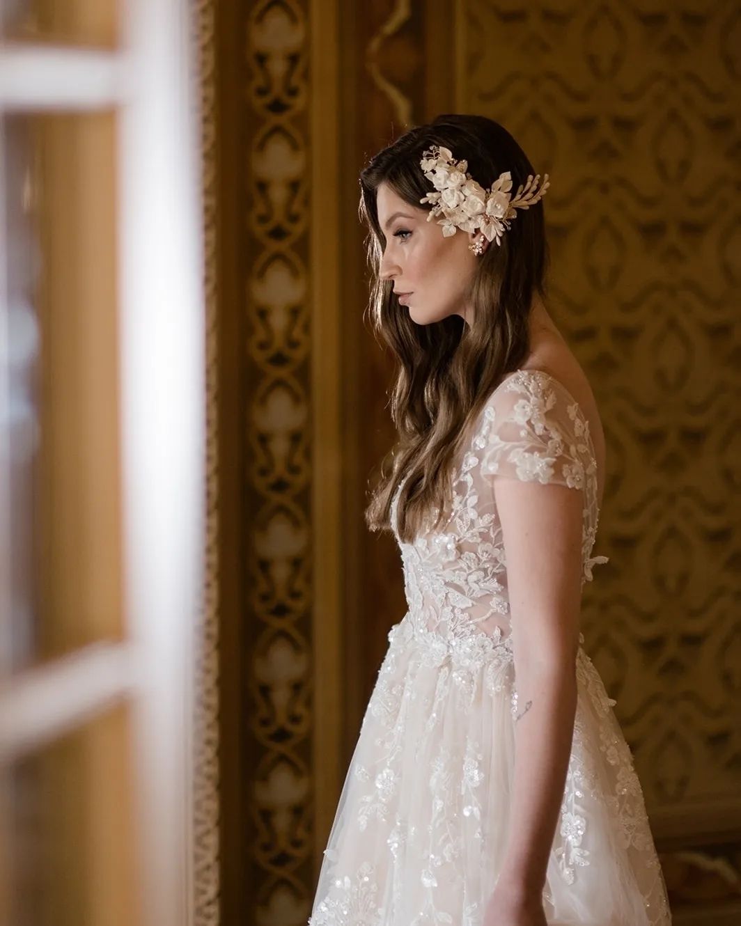Hermosos vestidos de novia largos de encaje con escote en V y línea A con mangas cortas
