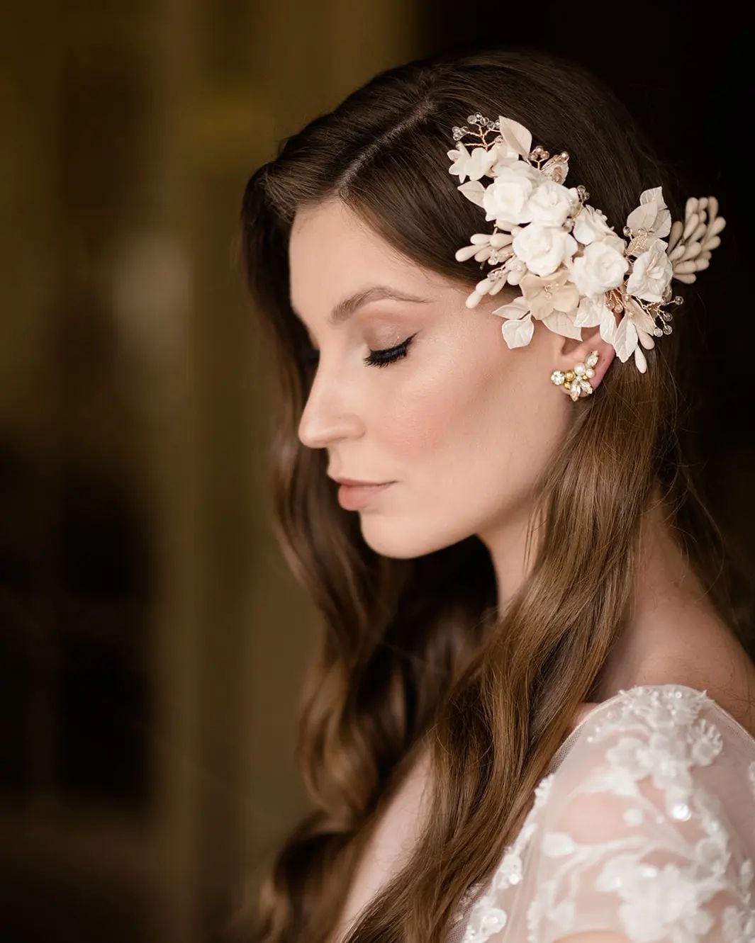 Hermosos vestidos de novia largos de encaje con escote en V y línea A con mangas cortas