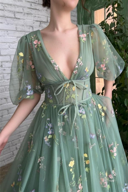 Hermoso vestido de fiesta largo verde con escote en V y apliques en forma de A