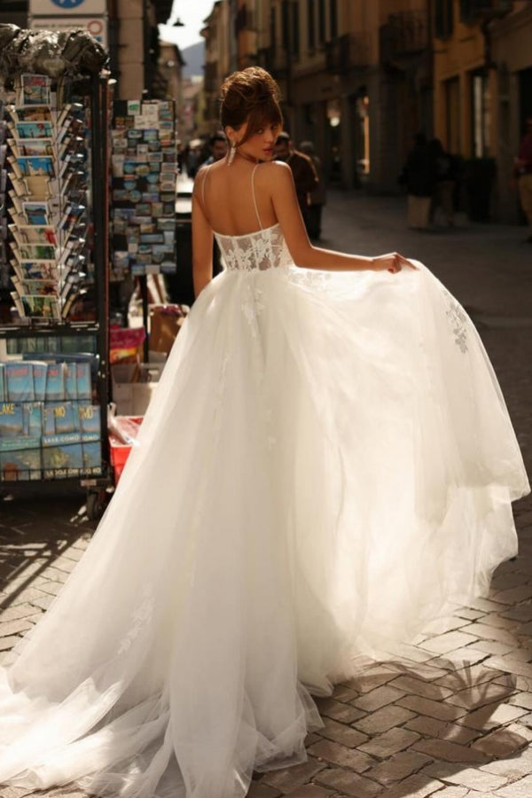 Hermoso vestido de novia largo color marfil con tirantes finos, tul y encaje.