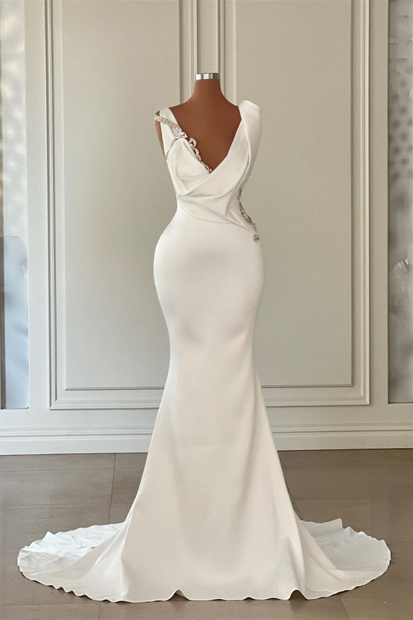 Hermoso vestido de novia largo color marfil con escote en V, satén y cuentas, sin mangas.