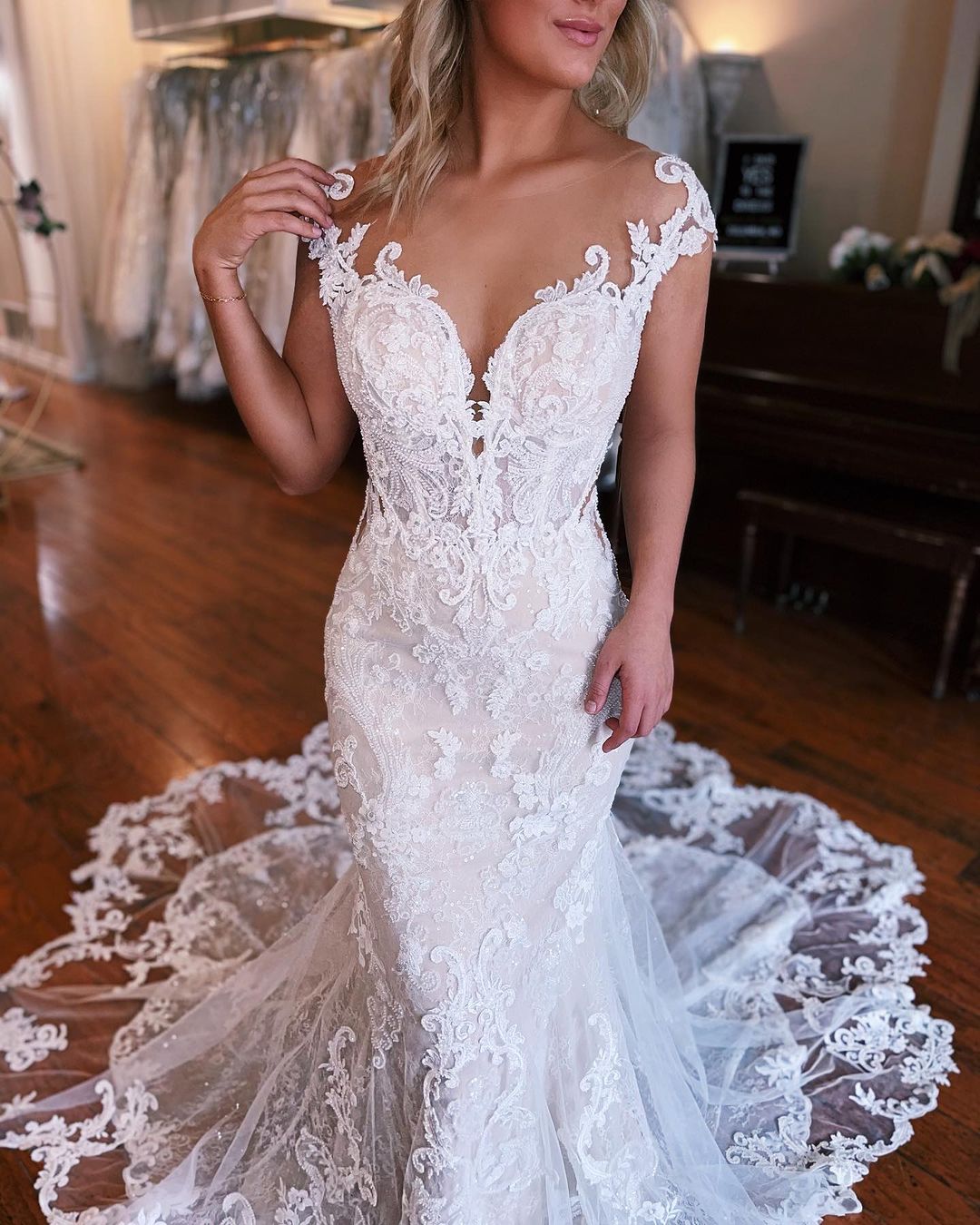 Hermoso vestido de novia largo de sirena con encaje, sin mangas y cola desmontable