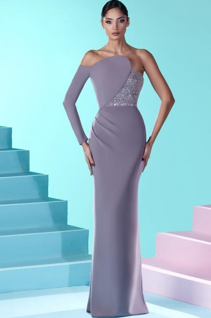 Hermoso vestido de fiesta largo de sirena sin tirantes con encaje y manga larga