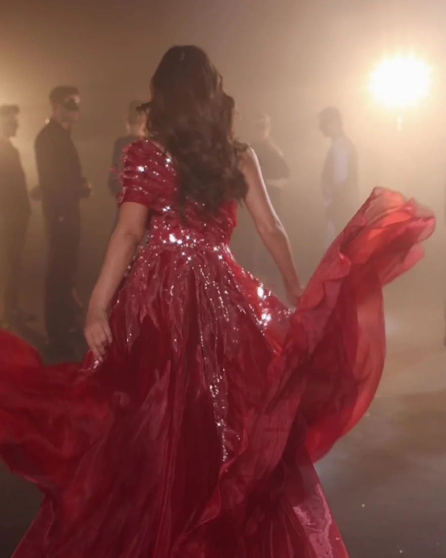 Hermoso vestido de fiesta largo rojo de corte A con escote en forma de corazón y plumas