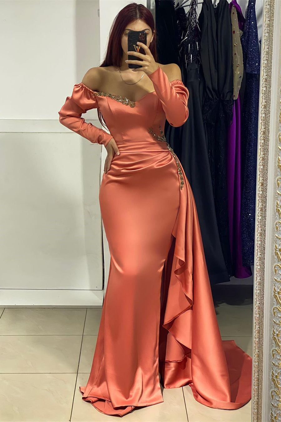 Hermoso vestido de fiesta largo de satén con escote en V y mangas largas con diamantes de imitación