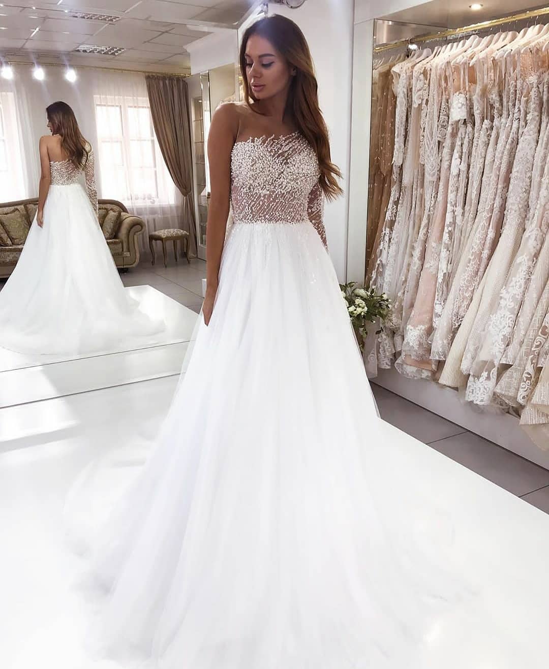 Hermoso vestido de novia de manga larga con corte A y encaje de perlas