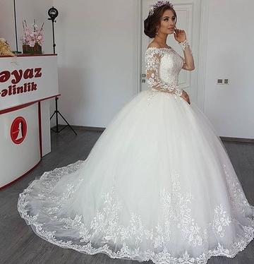 Hermoso vestido de novia estilo princesa con apliques de encaje y mangas largas y hombros descubiertos