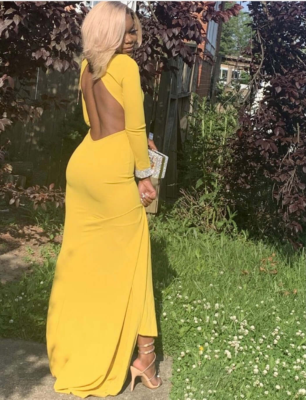 Hermoso vestido de fiesta de sirena con cuello alto, espalda descubierta y mangas largas