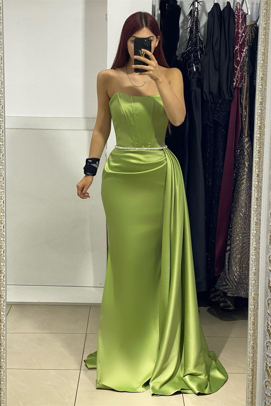 Hermoso vestido de fiesta largo de sirena de satén sin mangas y sin tirantes