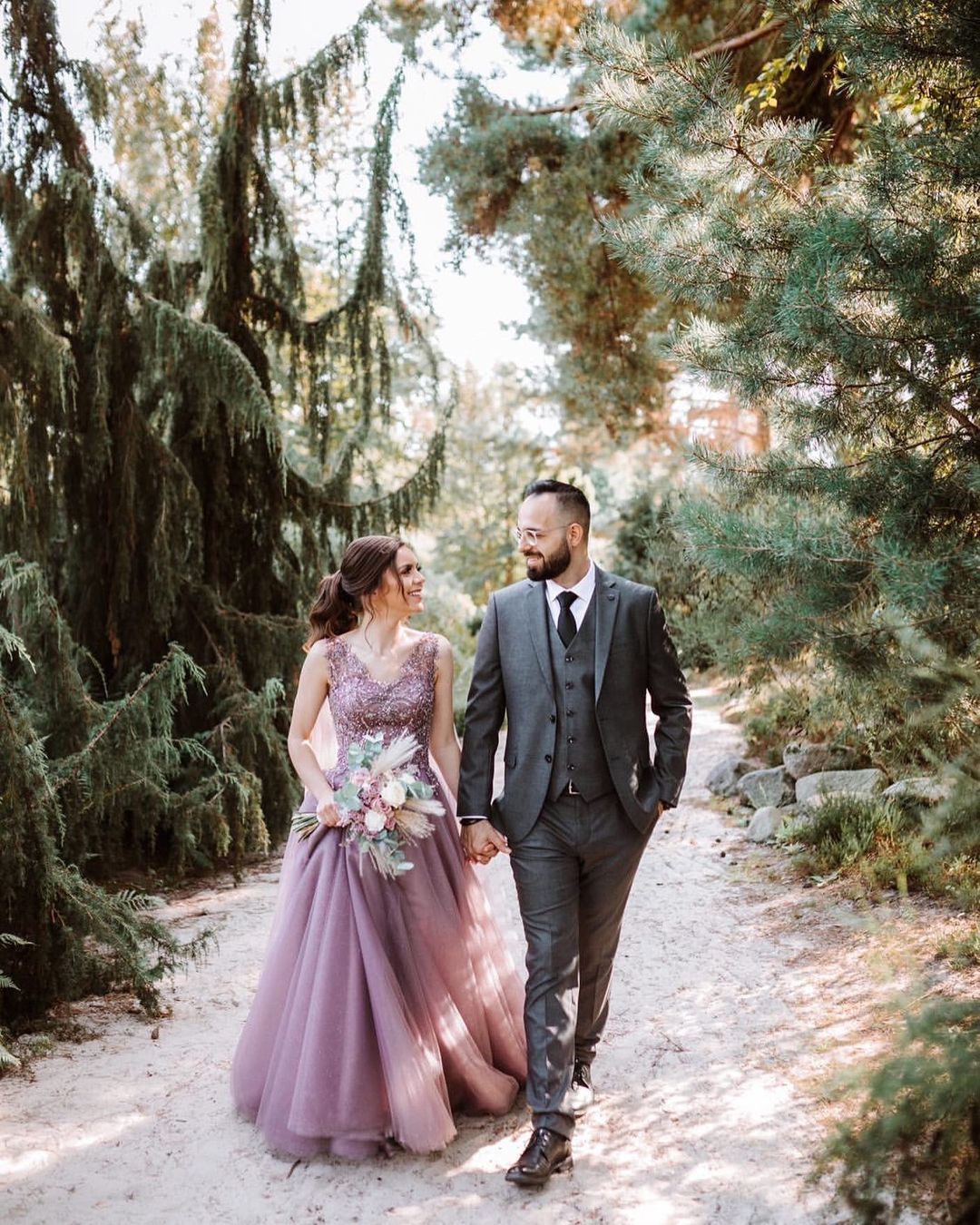 Hermoso vestido de fiesta largo de tul con escote en V y corte A