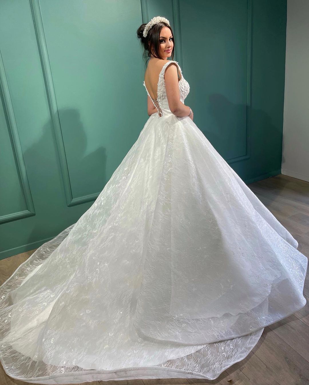 Wunderschönes langes weißes A-Linien-Brautkleid mit V-Ausschnitt und Spitze