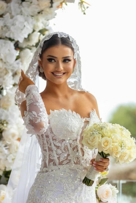 Wunderschönes langes weißes Meerjungfrau-Brautkleid mit schulterfreiem Spitzen-Glitzer und langen Ärmeln