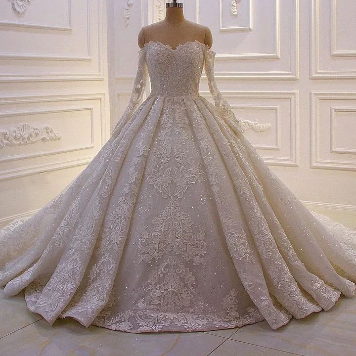 Wunderschönes schulterfreies Brautkleid mit langen Ärmeln und Spitze
