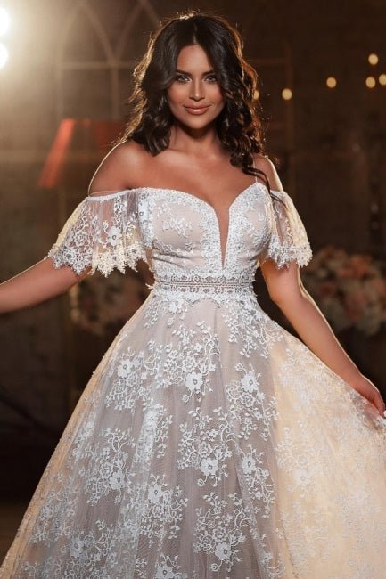 Wunderschönes schulterfreies, kurzärmeliges, bodenlanges A-Linien-Brautkleid aus Spitze