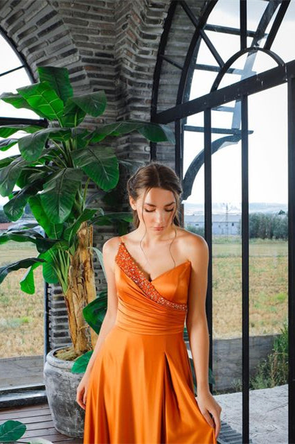 Wunderschönes ärmelloses A-Linien-Ballkleid mit Pailletten und Schlitz