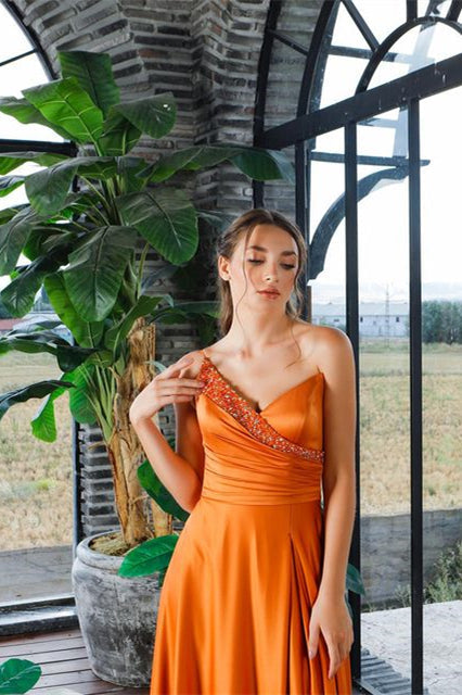 Wunderschönes ärmelloses A-Linien-Ballkleid mit Pailletten und Schlitz