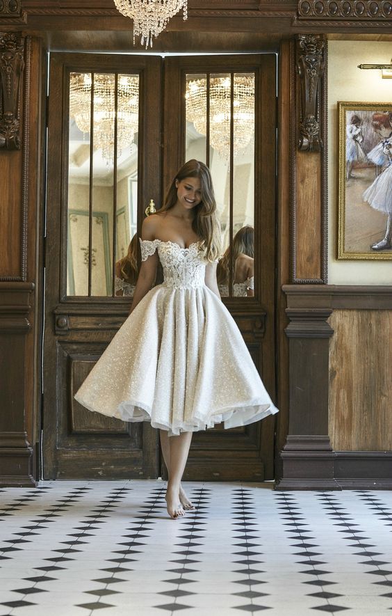 Hermoso vestido de novia corto de corte A con hombros descubiertos, apliques de encaje y purpurina