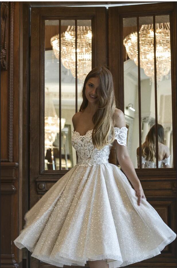 Hermoso vestido de novia corto de corte A con hombros descubiertos, apliques de encaje y purpurina