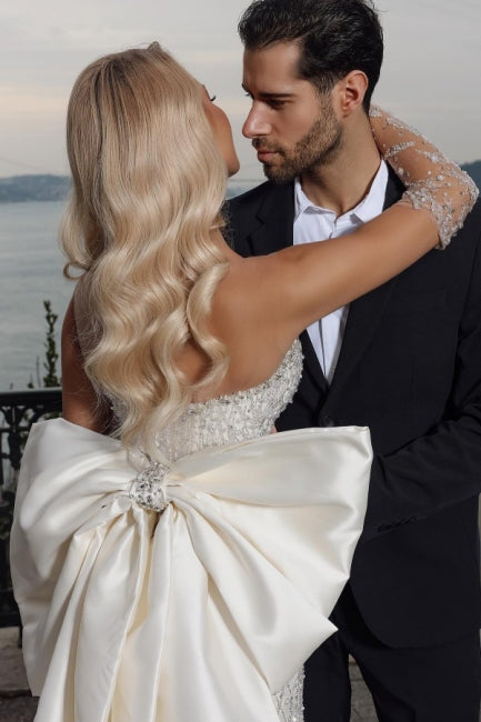 Hermoso vestido de novia de sirena sin tirantes y escote corazón con cola capilla
