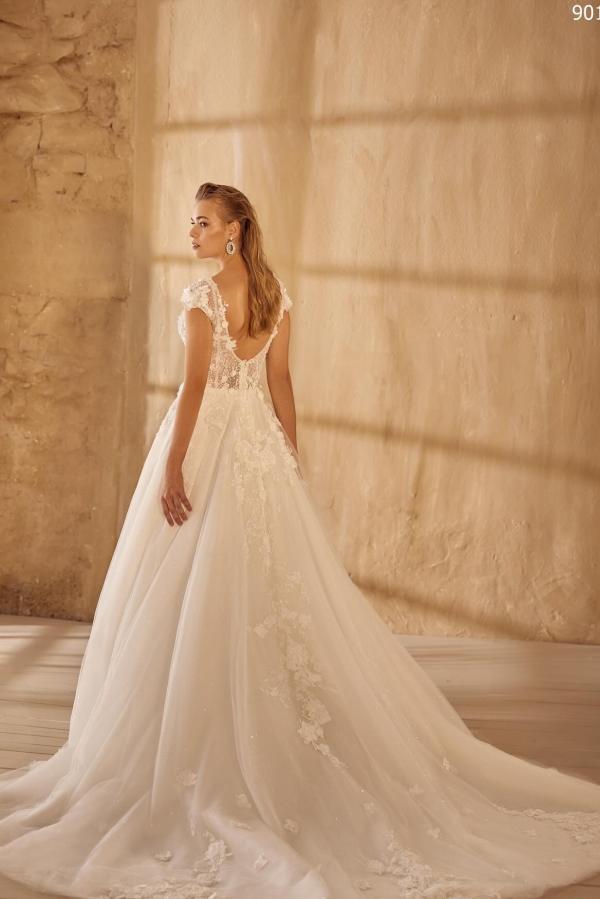 Hermosos vestidos de novia largos de tul con escote en V y corte A sin mangas