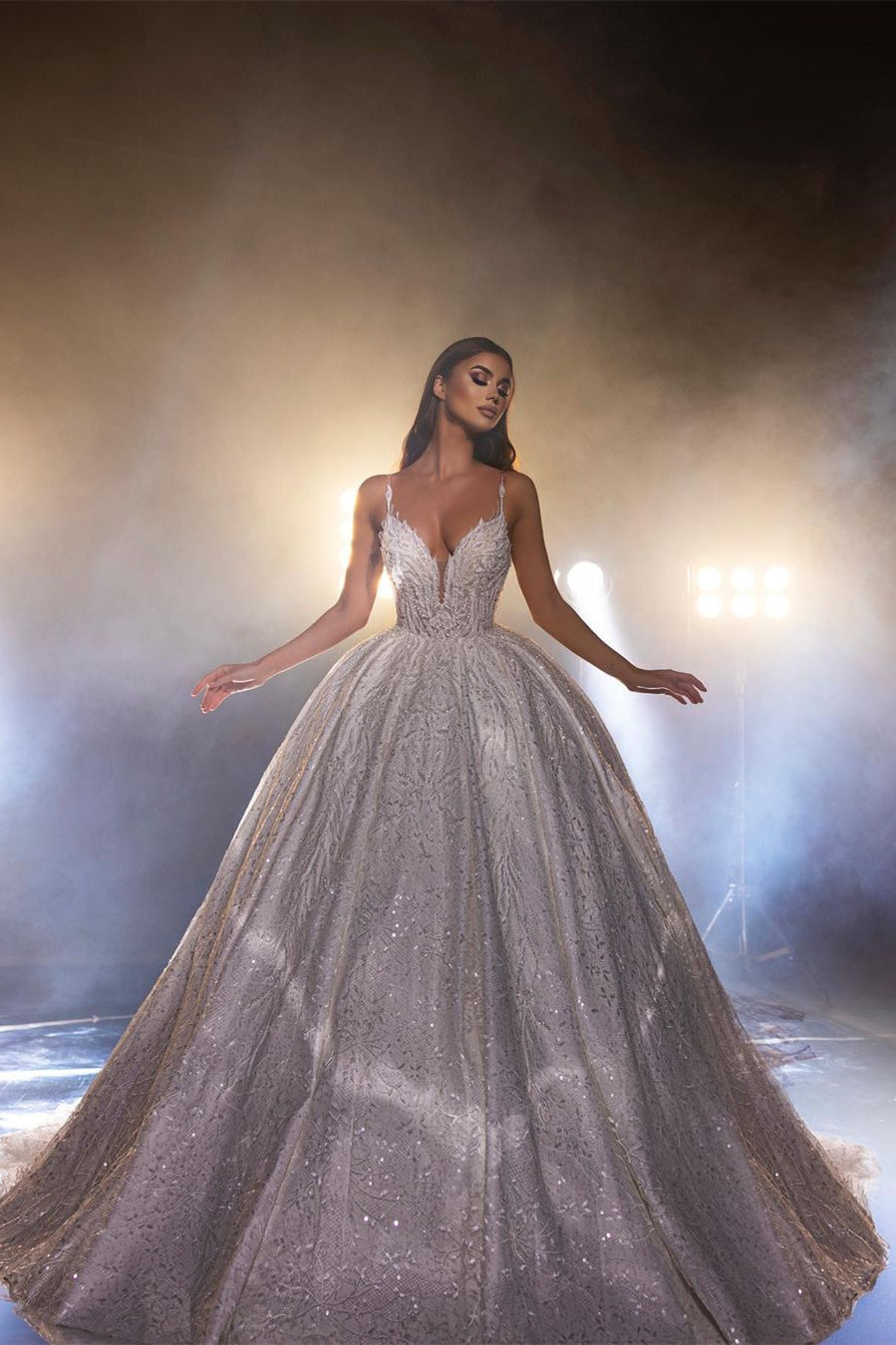 Wunderschönes weißes A-Linien-Brautkleid mit Spaghettiträgern und V-Ausschnitt und Spitze