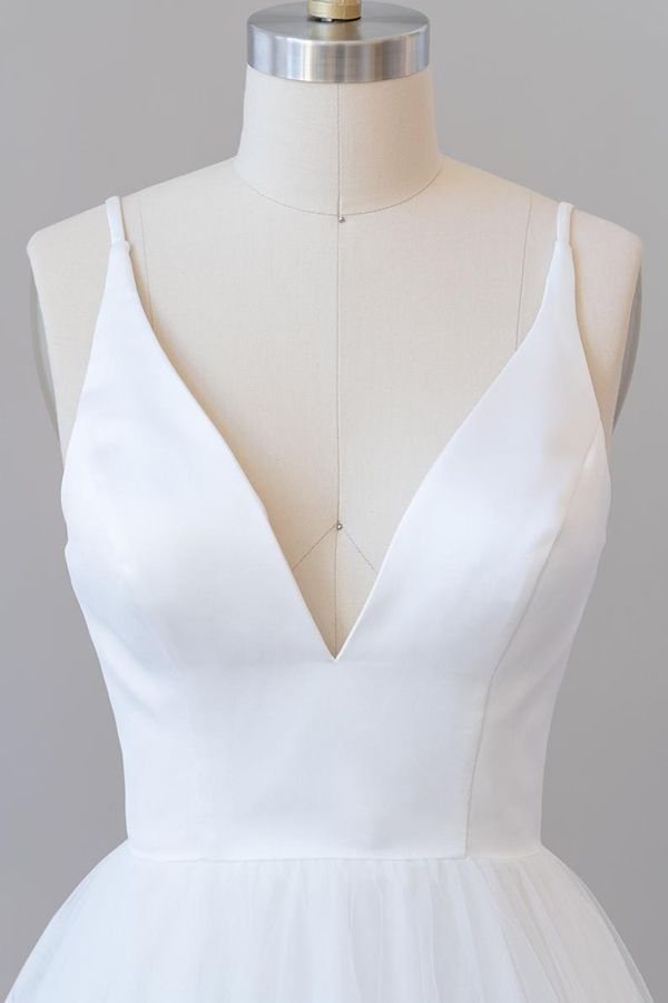 Wunderschönes langes weißes rückenfreies A-Linien-Brautkleid aus Tüll mit V-Ausschnitt