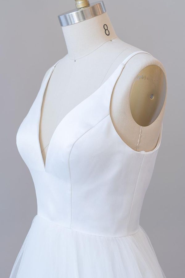 Wunderschönes langes weißes rückenfreies A-Linien-Brautkleid aus Tüll mit V-Ausschnitt