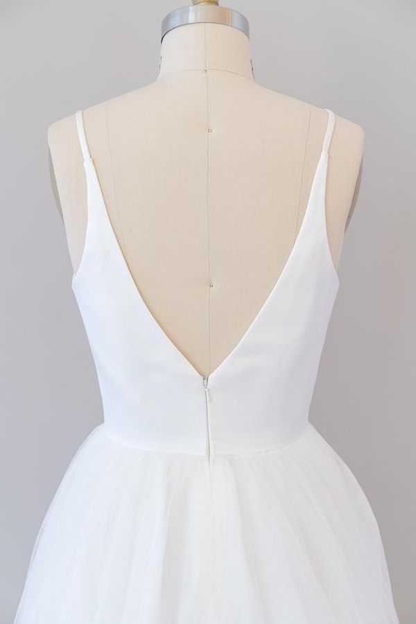 Wunderschönes langes weißes rückenfreies A-Linien-Brautkleid aus Tüll mit V-Ausschnitt