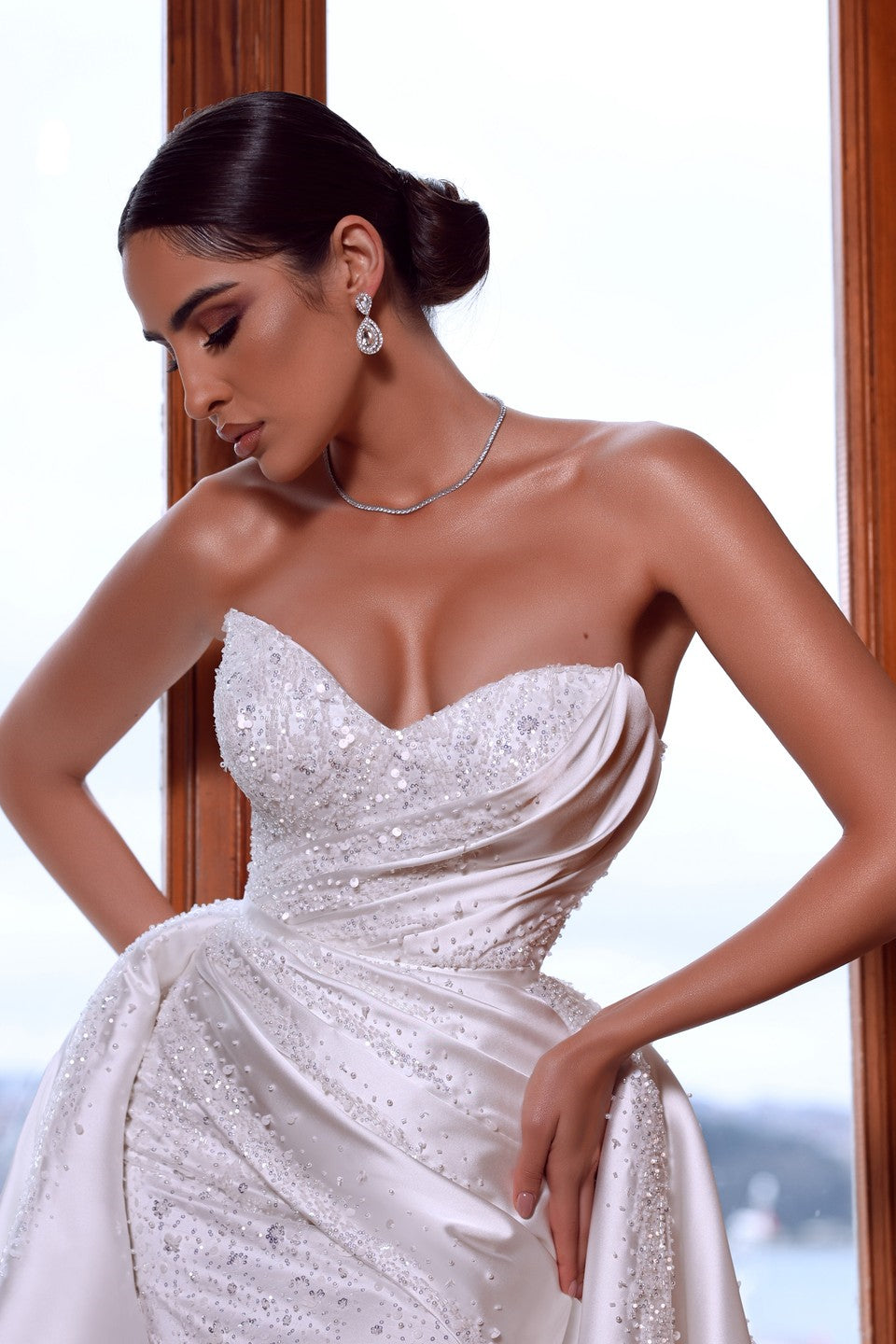 Wunderschönes weißes ärmelloses Brautkleid mit Herzausschnitt und abnehmbarer Schleppe