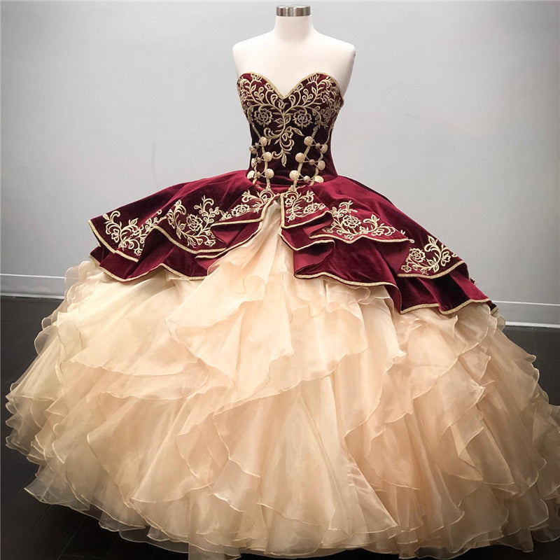 El mejor vestido de quinceañera de organza con escote corazón y largo.