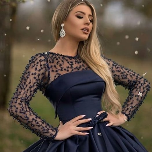 Vestido de fiesta negro largo de satén con corte en A y mangas tipo barco