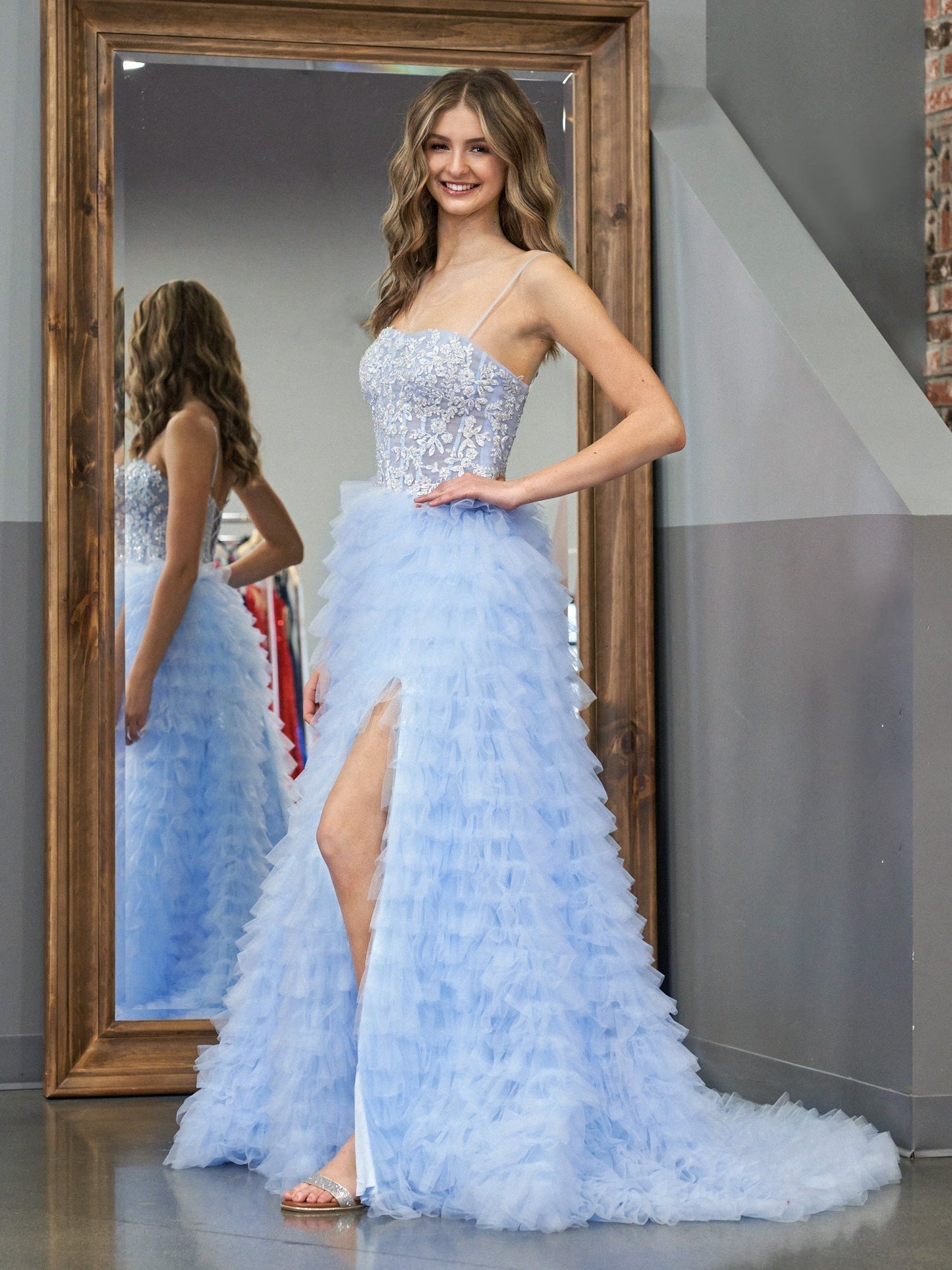 Jordan | Himmelblaues A-Linien-Ballkleid aus Tüll mit Stufen und Pailletten