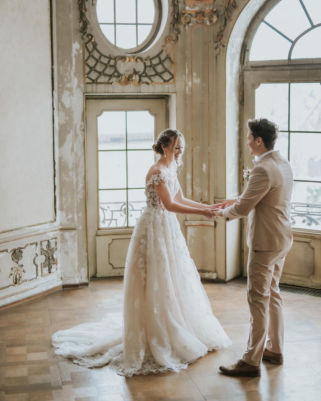 Langes A-Linien-Brautkleid aus Tüll im Boho-Stil mit Spitzenapplikationen