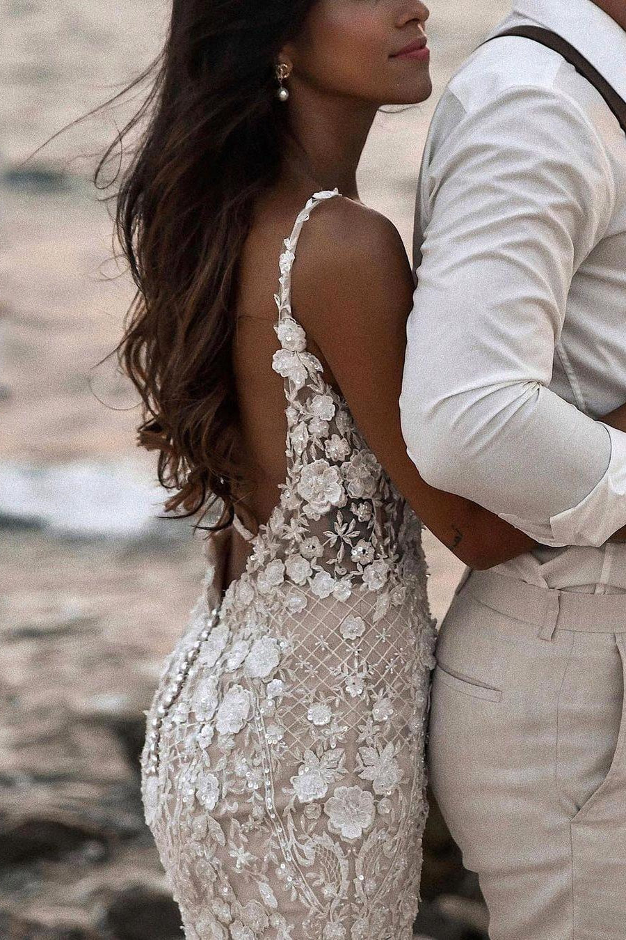 Vestido de novia estilo sirena, estilo bohemio, sin mangas y con estampado floral, con espalda descubierta