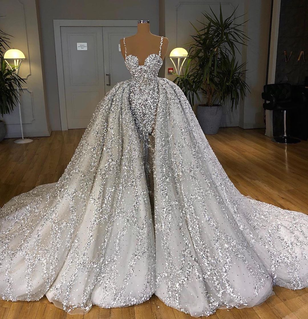 Vestido de novia largo brillante de sirena con escote en forma de corazón, lentejuelas y cola con volantes