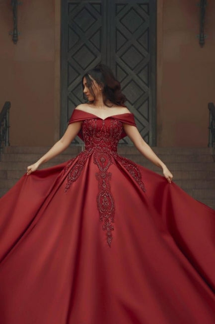 Vestidos de novia de satén burdeos con hombros descubiertos y corte A con encaje