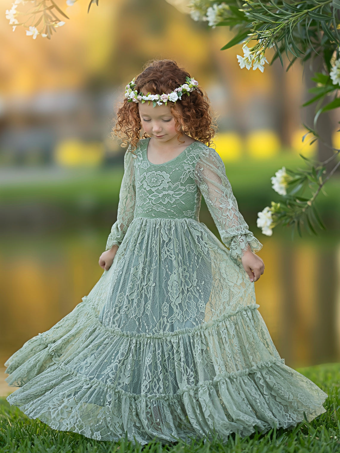 Vestido bohemio verde salvia con encaje hasta los tobillos para niña de las flores