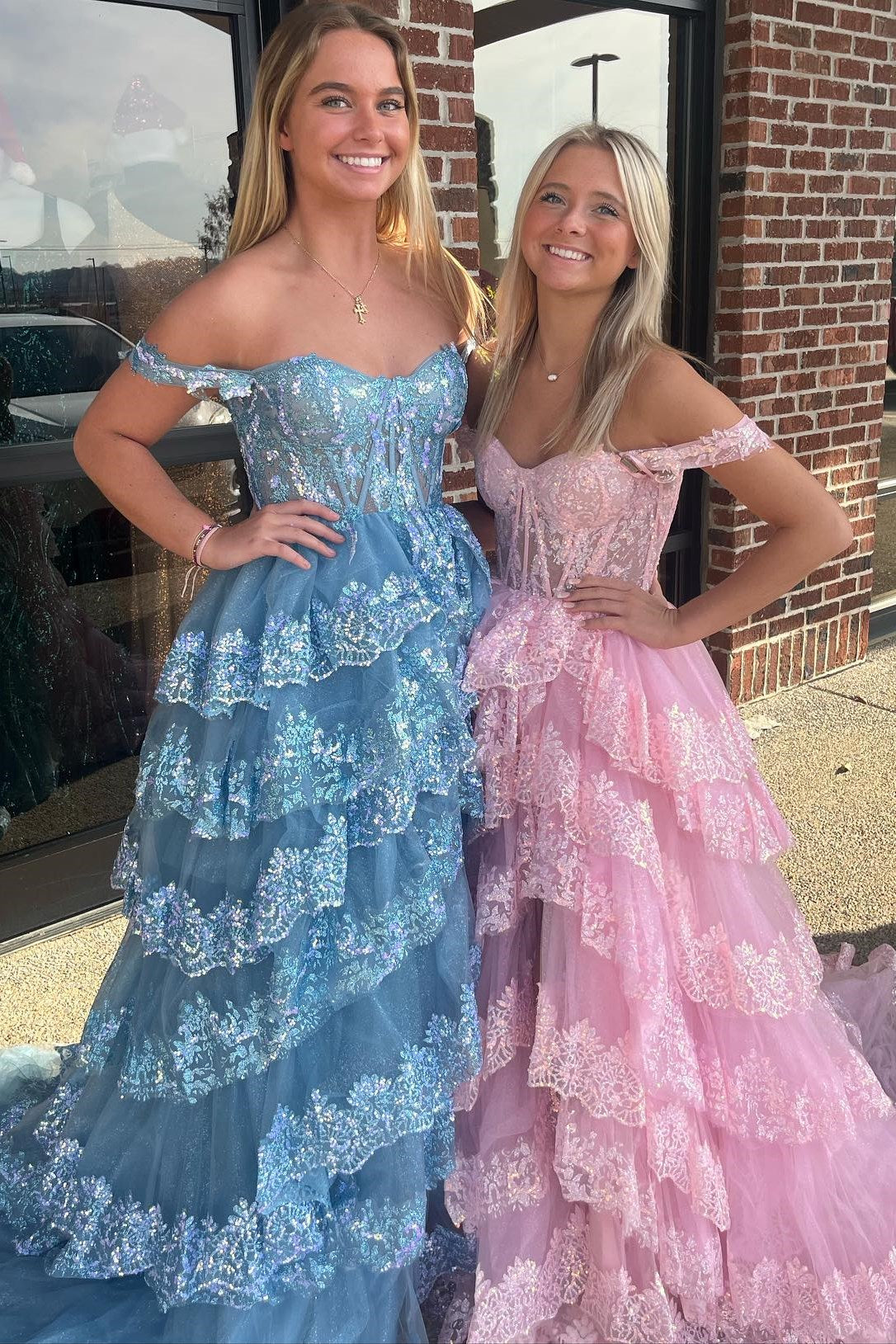 Ceryn | Schulterfreies, langes, gestuftes Kleid mit Rüschen und Paillettenapplikationen in Rosa